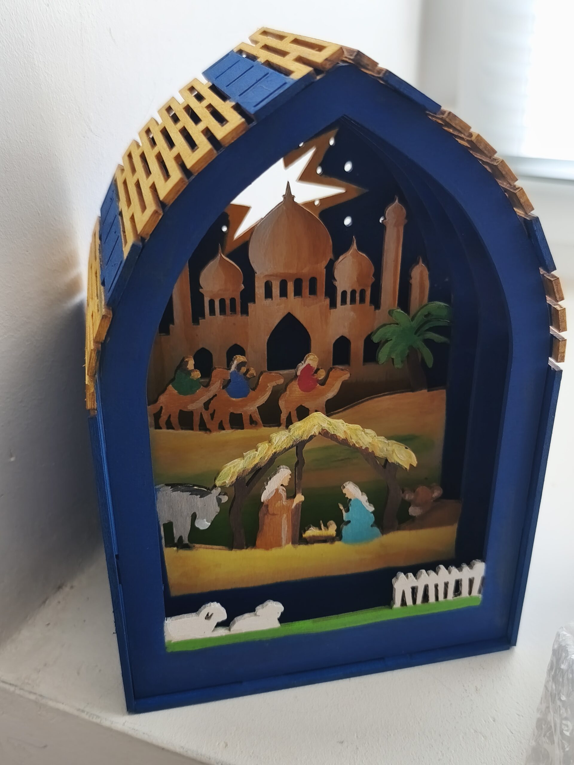 Crèche en bois peinte à la main